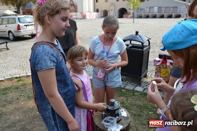 Zdjęcie w galerii na portalu naszraciborz.pl: Spotkanie z płatnerzem, czyli Letnia Akcja Zamkowe Zuchy 2015 na zamku  wiadomości z regionu