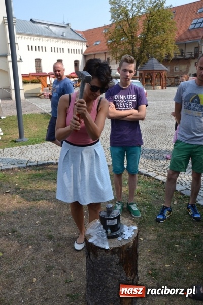 Zdjęcie w galerii na portalu naszraciborz.pl: Spotkanie z płatnerzem, czyli Letnia Akcja Zamkowe Zuchy 2015 na zamku  wiadomości z regionu