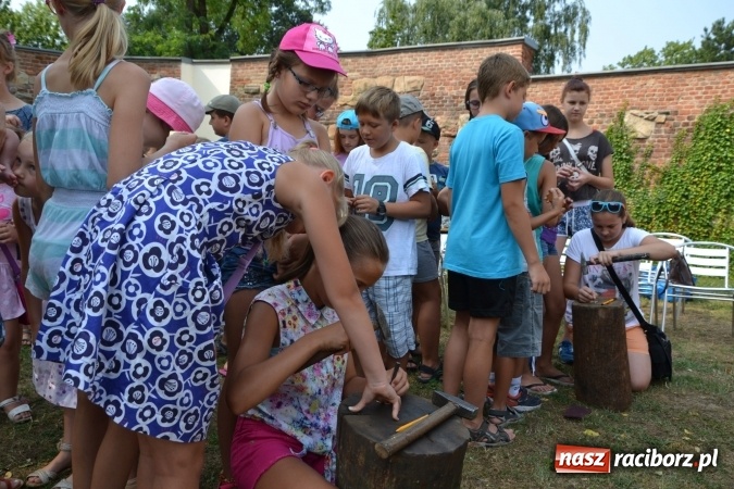 Zdjęcie w galerii na portalu naszraciborz.pl: Spotkanie z płatnerzem, czyli Letnia Akcja Zamkowe Zuchy 2015 na zamku  wiadomości z regionu