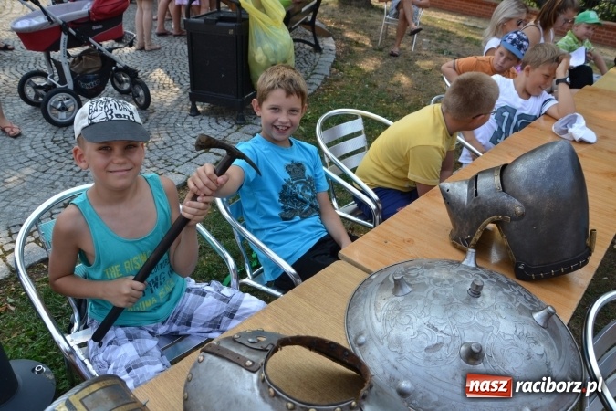 Zdjęcie w galerii na portalu naszraciborz.pl: Spotkanie z płatnerzem, czyli Letnia Akcja Zamkowe Zuchy 2015 na zamku  wiadomości z regionu