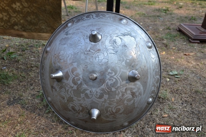 Zdjęcie w galerii na portalu naszraciborz.pl: Spotkanie z płatnerzem, czyli Letnia Akcja Zamkowe Zuchy 2015 na zamku  wiadomości z regionu