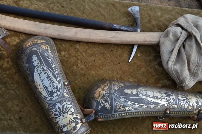 Zdjęcie w galerii na portalu naszraciborz.pl: Spotkanie z płatnerzem, czyli Letnia Akcja Zamkowe Zuchy 2015 na zamku  wiadomości z regionu