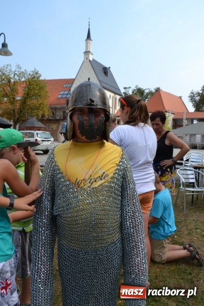 Zdjęcie w galerii na portalu naszraciborz.pl: Spotkanie z płatnerzem, czyli Letnia Akcja Zamkowe Zuchy 2015 na zamku  wiadomości z regionu