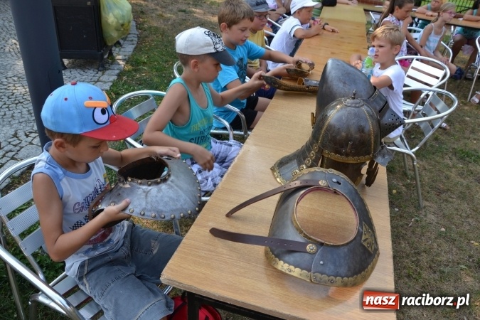 Zdjęcie w galerii na portalu naszraciborz.pl: Spotkanie z płatnerzem, czyli Letnia Akcja Zamkowe Zuchy 2015 na zamku  wiadomości z regionu