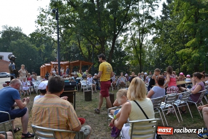 Zdjęcie w galerii na portalu naszraciborz.pl: Spotkanie z płatnerzem, czyli Letnia Akcja Zamkowe Zuchy 2015 na zamku  wiadomości z regionu