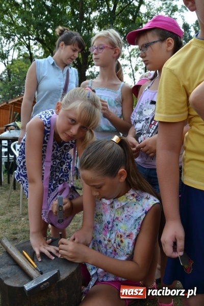 Zdjęcie w galerii na portalu naszraciborz.pl: Spotkanie z płatnerzem, czyli Letnia Akcja Zamkowe Zuchy 2015 na zamku  wiadomości z regionu