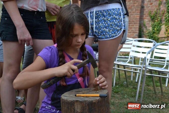 Zdjęcie w galerii na portalu naszraciborz.pl: Spotkanie z płatnerzem, czyli Letnia Akcja Zamkowe Zuchy 2015 na zamku  wiadomości z regionu