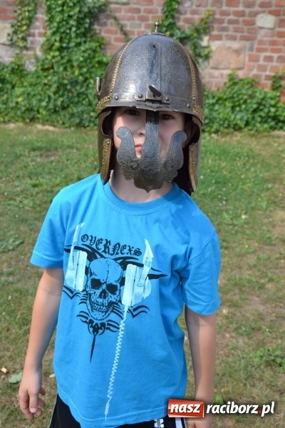 Zdjęcie w galerii na portalu naszraciborz.pl: Spotkanie z płatnerzem, czyli Letnia Akcja Zamkowe Zuchy 2015 na zamku  wiadomości z regionu