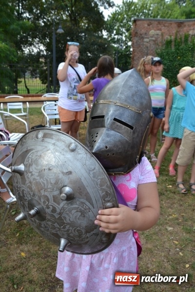 Zdjęcie w galerii na portalu naszraciborz.pl: Spotkanie z płatnerzem, czyli Letnia Akcja Zamkowe Zuchy 2015 na zamku  wiadomości z regionu