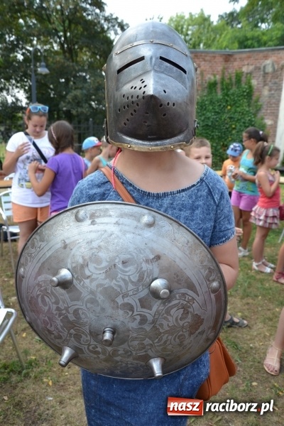 Zdjęcie w galerii na portalu naszraciborz.pl: Spotkanie z płatnerzem, czyli Letnia Akcja Zamkowe Zuchy 2015 na zamku  wiadomości z regionu