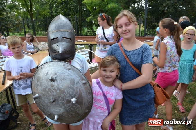 Zdjęcie w galerii na portalu naszraciborz.pl: Spotkanie z płatnerzem, czyli Letnia Akcja Zamkowe Zuchy 2015 na zamku  wiadomości z regionu