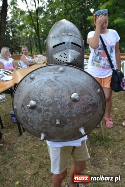 Zdjęcie w galerii na portalu naszraciborz.pl: Spotkanie z płatnerzem, czyli Letnia Akcja Zamkowe Zuchy 2015 na zamku  wiadomości z regionu