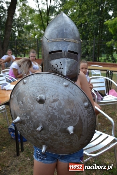 Zdjęcie w galerii na portalu naszraciborz.pl: Spotkanie z płatnerzem, czyli Letnia Akcja Zamkowe Zuchy 2015 na zamku  wiadomości z regionu