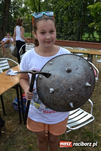 Zdjęcie w galerii na portalu naszraciborz.pl: Spotkanie z płatnerzem, czyli Letnia Akcja Zamkowe Zuchy 2015 na zamku  wiadomości z regionu