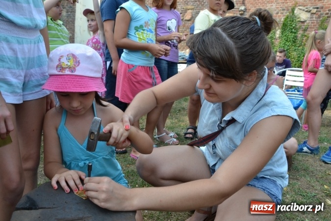 Zdjęcie w galerii na portalu naszraciborz.pl: Spotkanie z płatnerzem, czyli Letnia Akcja Zamkowe Zuchy 2015 na zamku  wiadomości z regionu