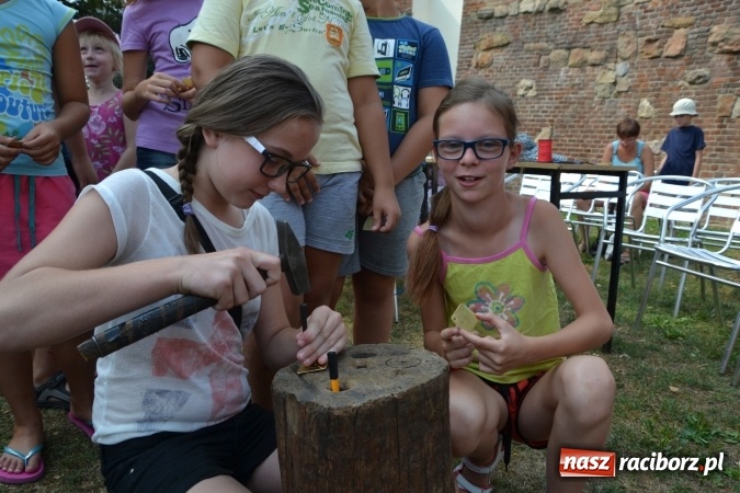 Zdjęcie w galerii na portalu naszraciborz.pl: Spotkanie z płatnerzem, czyli Letnia Akcja Zamkowe Zuchy 2015 na zamku  wiadomości z regionu