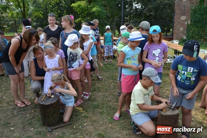 Zdjęcie w galerii na portalu naszraciborz.pl: Spotkanie z płatnerzem, czyli Letnia Akcja Zamkowe Zuchy 2015 na zamku  wiadomości z regionu
