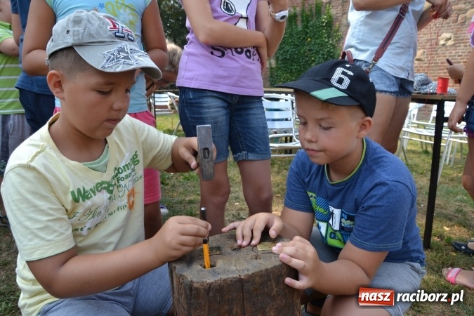 Zdjęcie w galerii na portalu naszraciborz.pl: Spotkanie z płatnerzem, czyli Letnia Akcja Zamkowe Zuchy 2015 na zamku  wiadomości z regionu