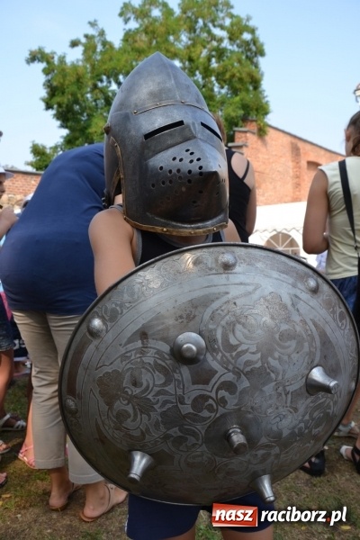 Zdjęcie w galerii na portalu naszraciborz.pl: Spotkanie z płatnerzem, czyli Letnia Akcja Zamkowe Zuchy 2015 na zamku  wiadomości z regionu