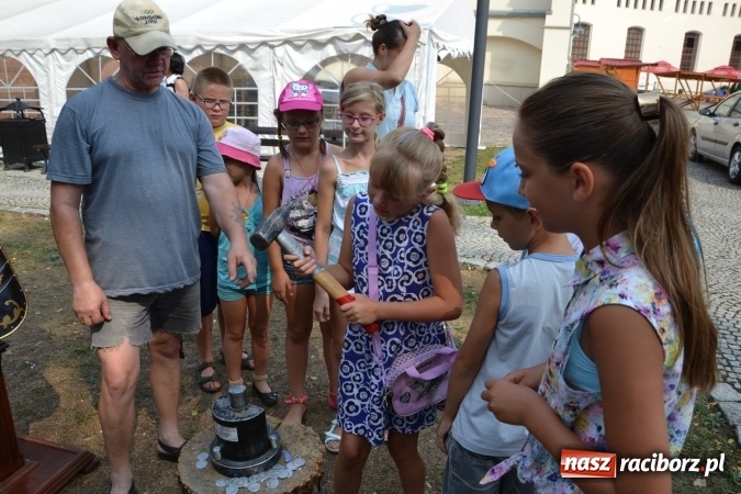 Zdjęcie w galerii na portalu naszraciborz.pl: Spotkanie z płatnerzem, czyli Letnia Akcja Zamkowe Zuchy 2015 na zamku  wiadomości z regionu