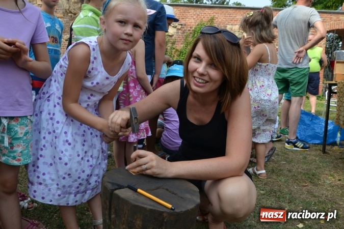 Zdjęcie w galerii na portalu naszraciborz.pl: Spotkanie z płatnerzem, czyli Letnia Akcja Zamkowe Zuchy 2015 na zamku  wiadomości z regionu