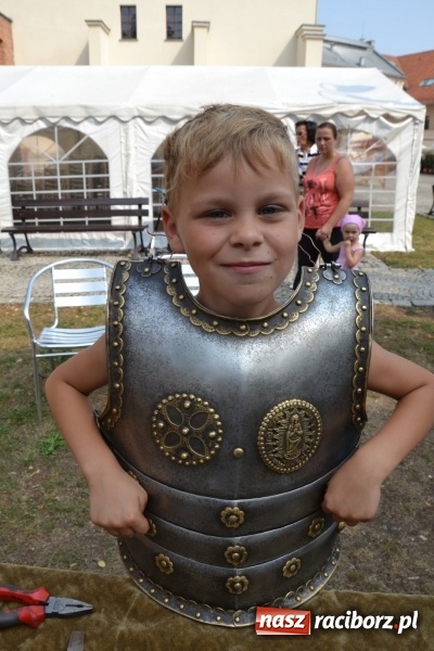 Zdjęcie w galerii na portalu naszraciborz.pl: Spotkanie z płatnerzem, czyli Letnia Akcja Zamkowe Zuchy 2015 na zamku  wiadomości z regionu