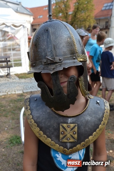 Zdjęcie w galerii na portalu naszraciborz.pl: Spotkanie z płatnerzem, czyli Letnia Akcja Zamkowe Zuchy 2015 na zamku  wiadomości z regionu