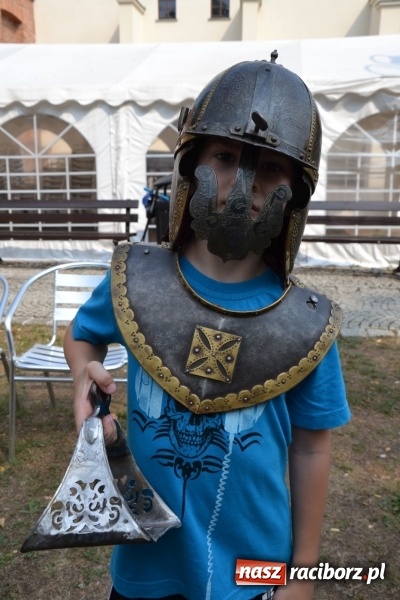 Zdjęcie w galerii na portalu naszraciborz.pl: Spotkanie z płatnerzem, czyli Letnia Akcja Zamkowe Zuchy 2015 na zamku  wiadomości z regionu