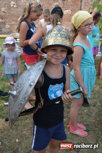 Zdjęcie w galerii na portalu naszraciborz.pl: Spotkanie z płatnerzem, czyli Letnia Akcja Zamkowe Zuchy 2015 na zamku  wiadomości z regionu