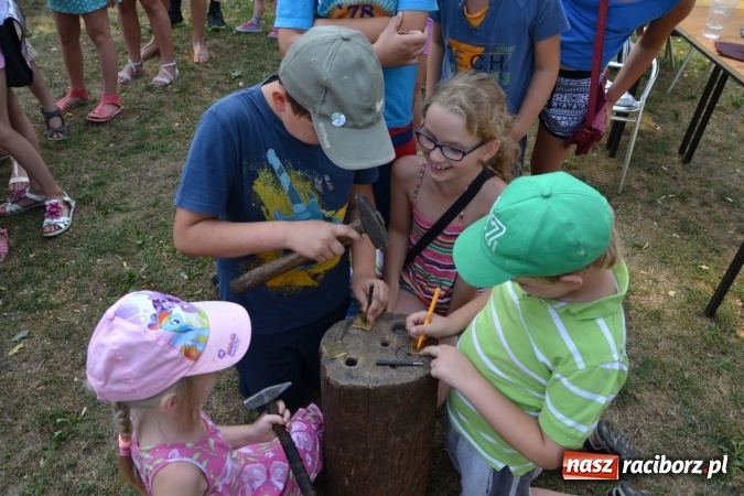 Zdjęcie w galerii na portalu naszraciborz.pl: Spotkanie z płatnerzem, czyli Letnia Akcja Zamkowe Zuchy 2015 na zamku  wiadomości z regionu