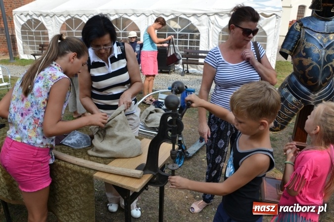 Zdjęcie w galerii na portalu naszraciborz.pl: Spotkanie z płatnerzem, czyli Letnia Akcja Zamkowe Zuchy 2015 na zamku  wiadomości z regionu