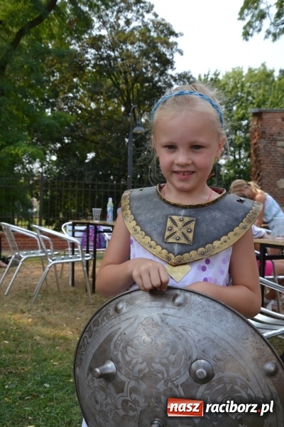 Zdjęcie w galerii na portalu naszraciborz.pl: Spotkanie z płatnerzem, czyli Letnia Akcja Zamkowe Zuchy 2015 na zamku  wiadomości z regionu