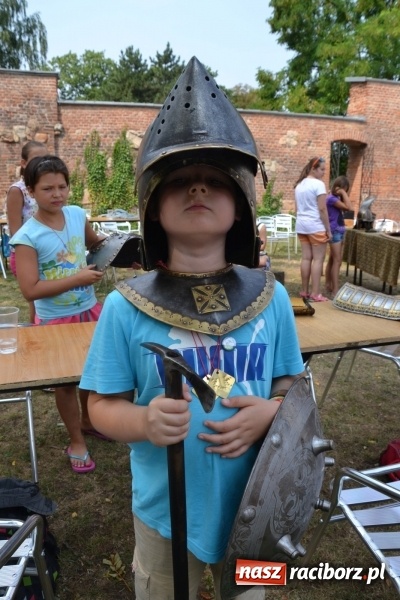 Zdjęcie w galerii na portalu naszraciborz.pl: Spotkanie z płatnerzem, czyli Letnia Akcja Zamkowe Zuchy 2015 na zamku  wiadomości z regionu