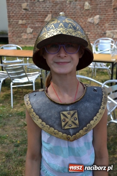 Zdjęcie w galerii na portalu naszraciborz.pl: Spotkanie z płatnerzem, czyli Letnia Akcja Zamkowe Zuchy 2015 na zamku  wiadomości z regionu