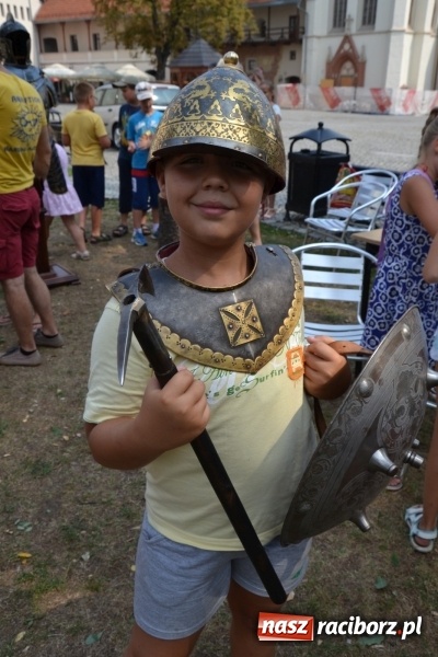 Zdjęcie w galerii na portalu naszraciborz.pl: Spotkanie z płatnerzem, czyli Letnia Akcja Zamkowe Zuchy 2015 na zamku  wiadomości z regionu