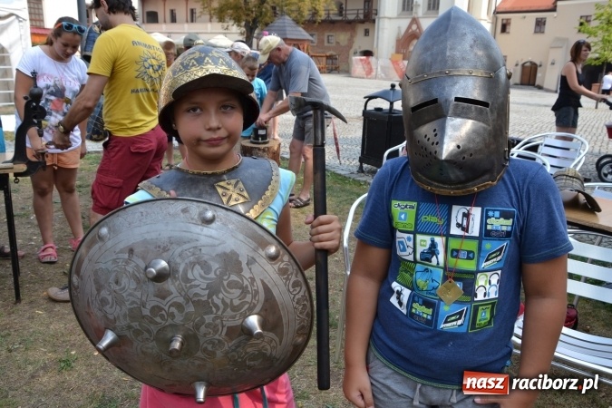Zdjęcie w galerii na portalu naszraciborz.pl: Spotkanie z płatnerzem, czyli Letnia Akcja Zamkowe Zuchy 2015 na zamku  wiadomości z regionu