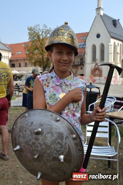 Zdjęcie w galerii na portalu naszraciborz.pl: Spotkanie z płatnerzem, czyli Letnia Akcja Zamkowe Zuchy 2015 na zamku  wiadomości z regionu