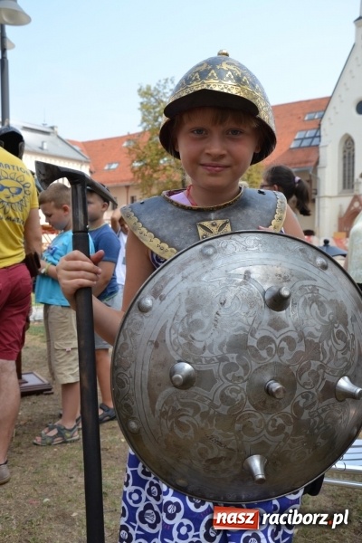 Zdjęcie w galerii na portalu naszraciborz.pl: Spotkanie z płatnerzem, czyli Letnia Akcja Zamkowe Zuchy 2015 na zamku  wiadomości z regionu