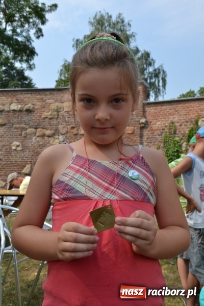 Zdjęcie w galerii na portalu naszraciborz.pl: Spotkanie z płatnerzem, czyli Letnia Akcja Zamkowe Zuchy 2015 na zamku  wiadomości z regionu