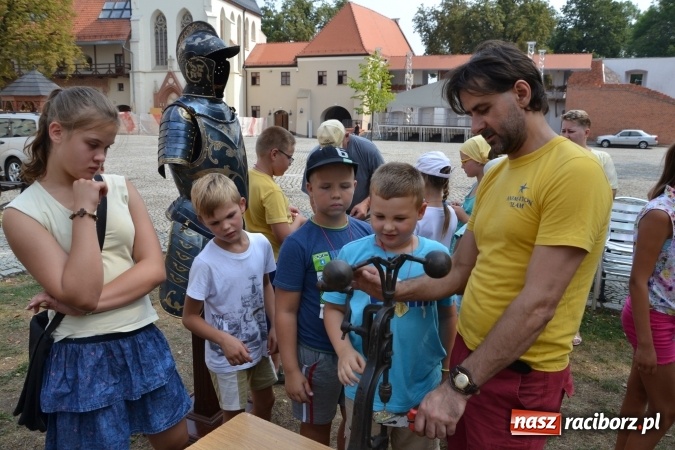 Zdjęcie w galerii na portalu naszraciborz.pl: Spotkanie z płatnerzem, czyli Letnia Akcja Zamkowe Zuchy 2015 na zamku  wiadomości z regionu