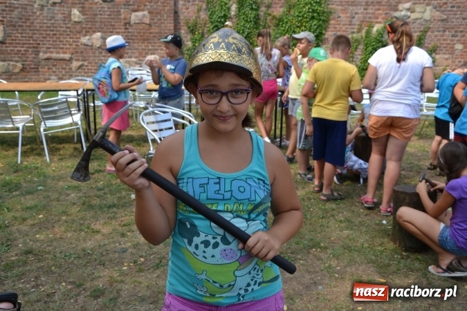 Zdjęcie w galerii na portalu naszraciborz.pl: Spotkanie z płatnerzem, czyli Letnia Akcja Zamkowe Zuchy 2015 na zamku  wiadomości z regionu