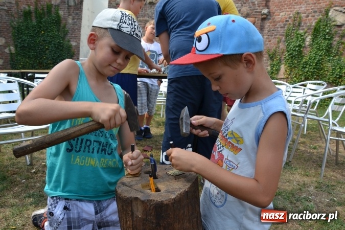 Zdjęcie w galerii na portalu naszraciborz.pl: Spotkanie z płatnerzem, czyli Letnia Akcja Zamkowe Zuchy 2015 na zamku  wiadomości z regionu