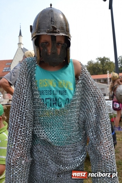 Zdjęcie w galerii na portalu naszraciborz.pl: Spotkanie z płatnerzem, czyli Letnia Akcja Zamkowe Zuchy 2015 na zamku  wiadomości z regionu