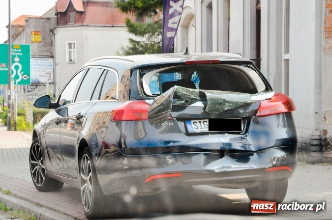 Zdjęcie w galerii na portalu naszraciborz.pl: Zderzenia pojazdów na Głubczyckiej i na Drodze Krajowej nr 45 w Bieńkowicach wiadomości z regionu