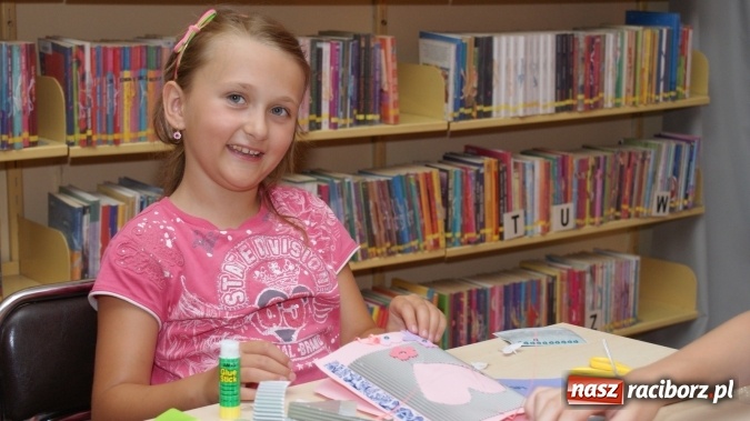 Zdjęcie w galerii na portalu naszraciborz.pl: Ozdoby z tektury falistej, czyli ciekawe warsztaty w bibliotece  wiadomości z regionu