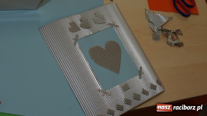 Zdjęcie w galerii na portalu naszraciborz.pl: Ozdoby z tektury falistej, czyli ciekawe warsztaty w bibliotece  wiadomości z regionu