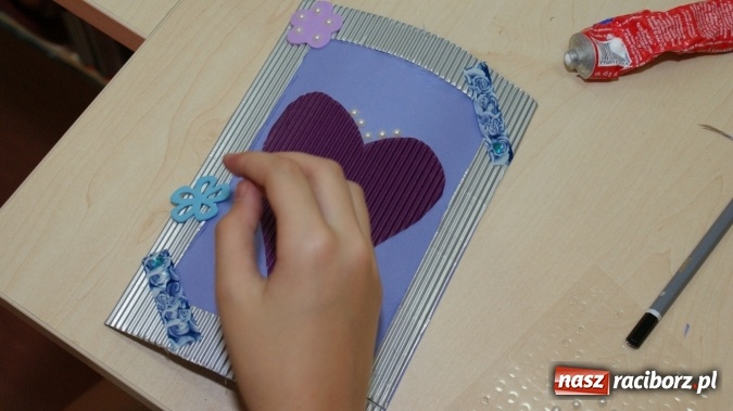 Zdjęcie w galerii na portalu naszraciborz.pl: Ozdoby z tektury falistej, czyli ciekawe warsztaty w bibliotece  wiadomości z regionu