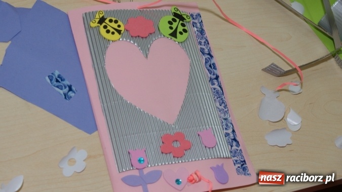 Zdjęcie w galerii na portalu naszraciborz.pl: Ozdoby z tektury falistej, czyli ciekawe warsztaty w bibliotece  wiadomości z regionu