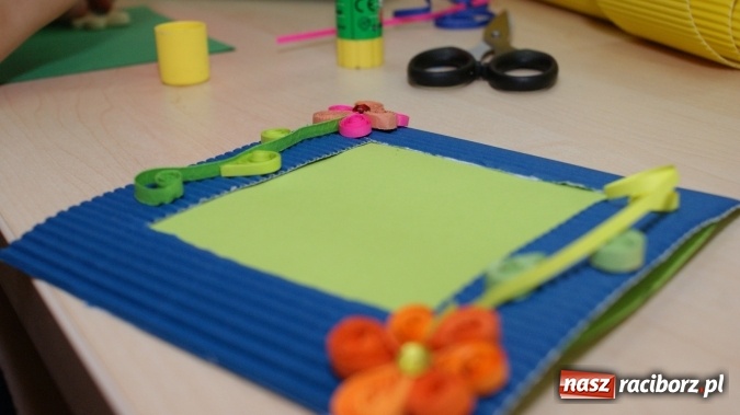 Zdjęcie w galerii na portalu naszraciborz.pl: Ozdoby z tektury falistej, czyli ciekawe warsztaty w bibliotece  wiadomości z regionu