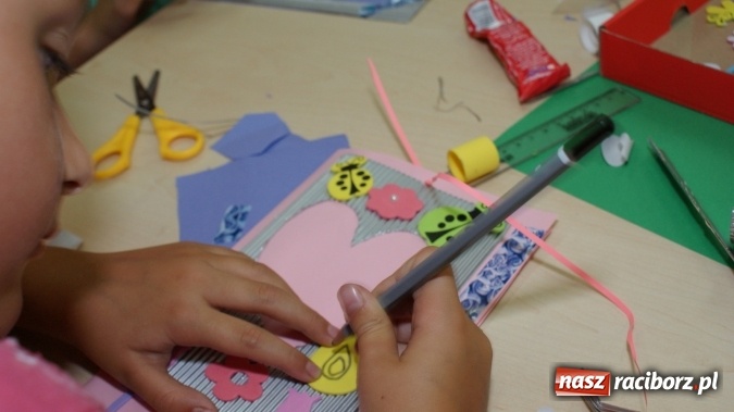 Zdjęcie w galerii na portalu naszraciborz.pl: Ozdoby z tektury falistej, czyli ciekawe warsztaty w bibliotece  wiadomości z regionu